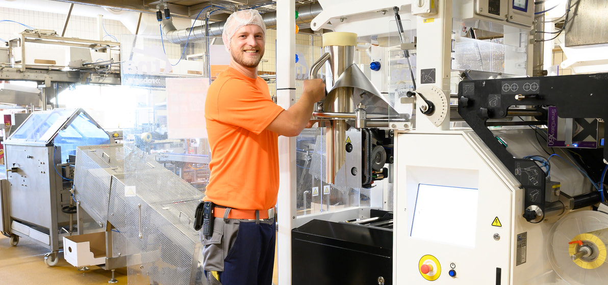 Mann in der Produktionshalle